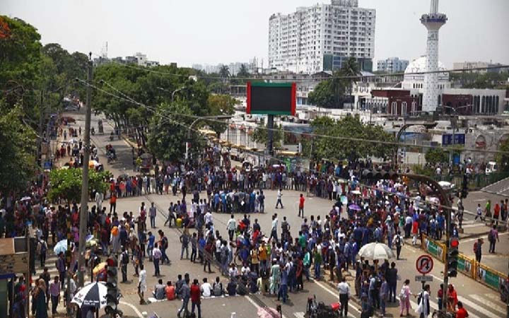 পরীক্ষার দাবিতে ৭ কলেজ শিক্ষার্থীদের সড়ক অবরোধ